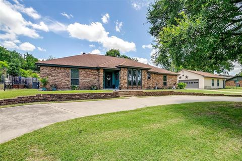 Single Family Residence in Azle TX 1508 Canyon Creek Drive.jpg