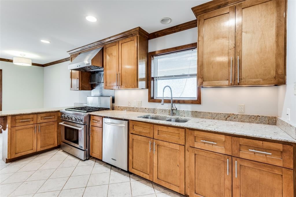2012 Atlantic St, Dallas, TX 75208 photo
