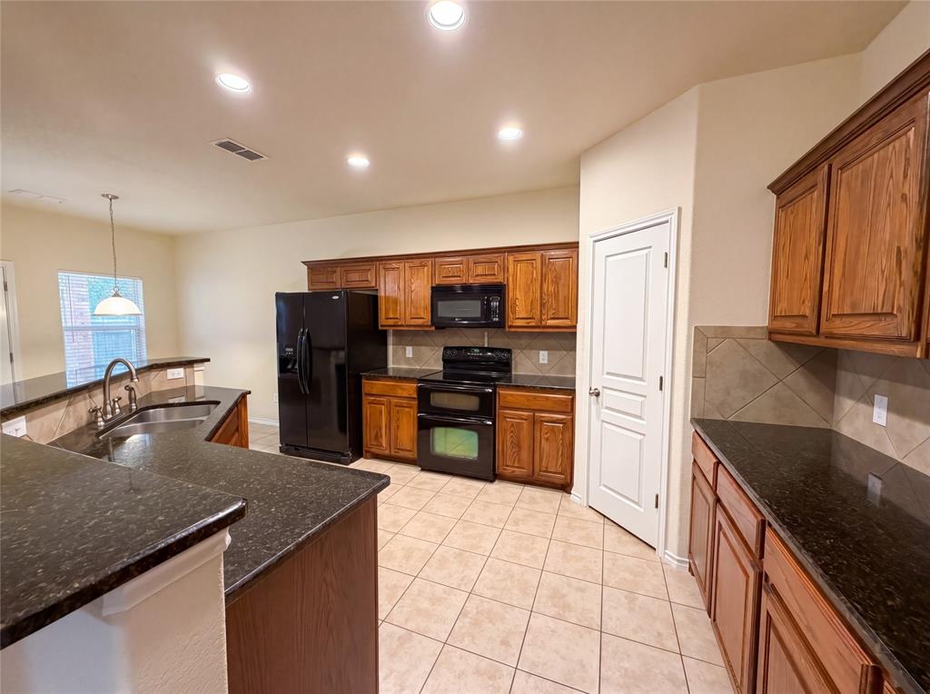 9816 Mullins Crossing Dr, Fort Worth, TX 76126 photo