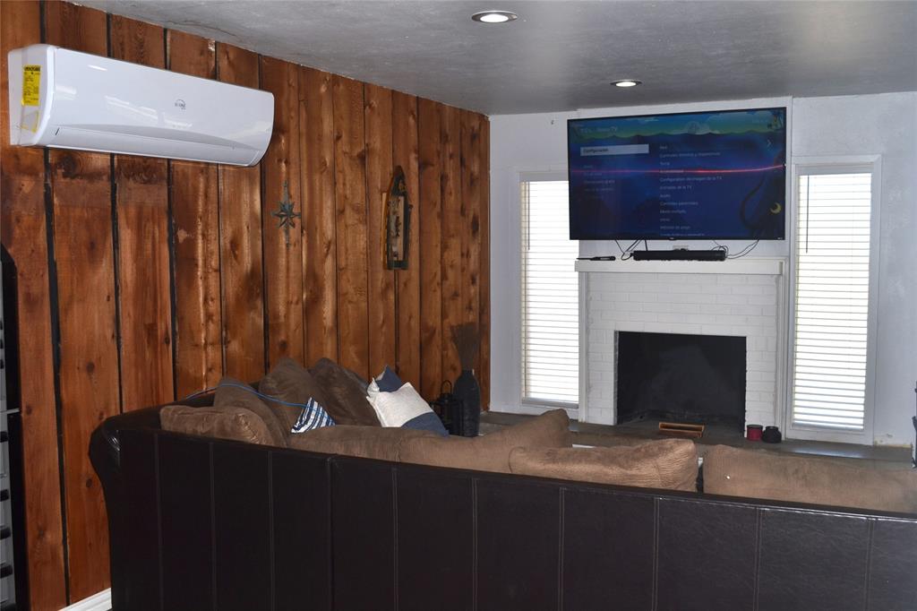 Single Family Residence in Azle TX 372 Shoreline Drive 2.jpg