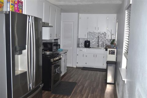 Single Family Residence in Azle TX 372 Shoreline Drive 3.jpg