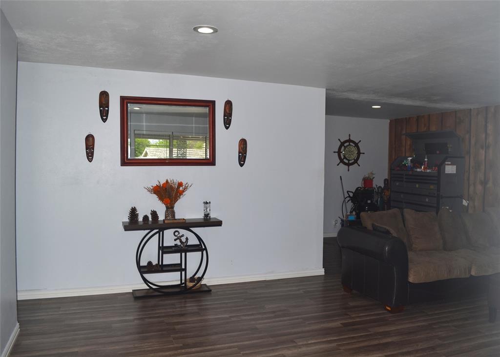 Single Family Residence in Azle TX 372 Shoreline Drive 1.jpg