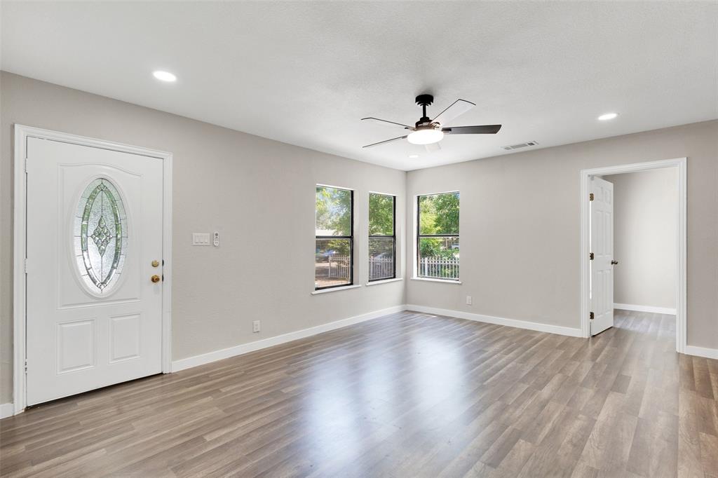 305 Hensley Dr, Grand Prairie, TX 75050 photo