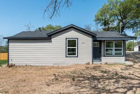 Single Family Residence in Azle TX 321 Beverly Road.jpg