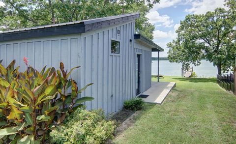 Single Family Residence in Weatherford TX 2121 E Lake Drive.jpg
