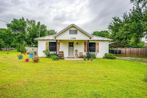 Single Family Residence in Cleburne TX 1308 N Anglin Street.jpg