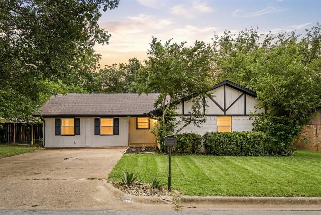1213 Vivienne St, Weatherford, TX 76086