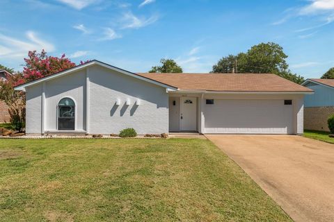 Single Family Residence in Benbrook TX 1617 S Timber Court.jpg