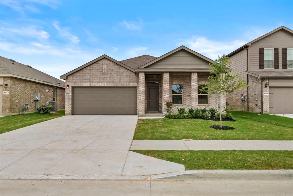 9704 Austin Hollow Rd, Fort Worth, TX 76036