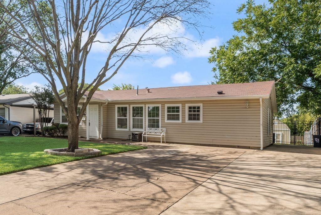 121 Dallas Dr, Euless, TX 76039