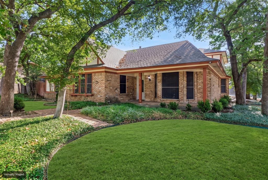 615 Country Green Ln, Arlington, TX 76011