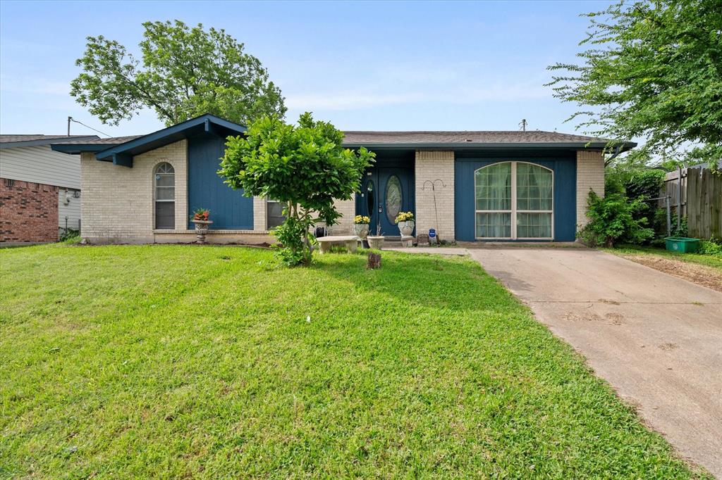 609 Columbine Ln, Grand Prairie, TX 75052
