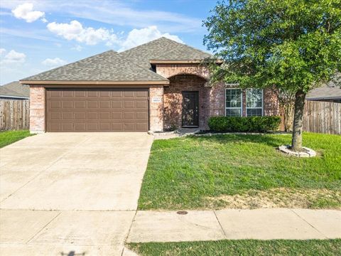 Single Family Residence in Fort Worth TX 6813 Falconer Way.jpg
