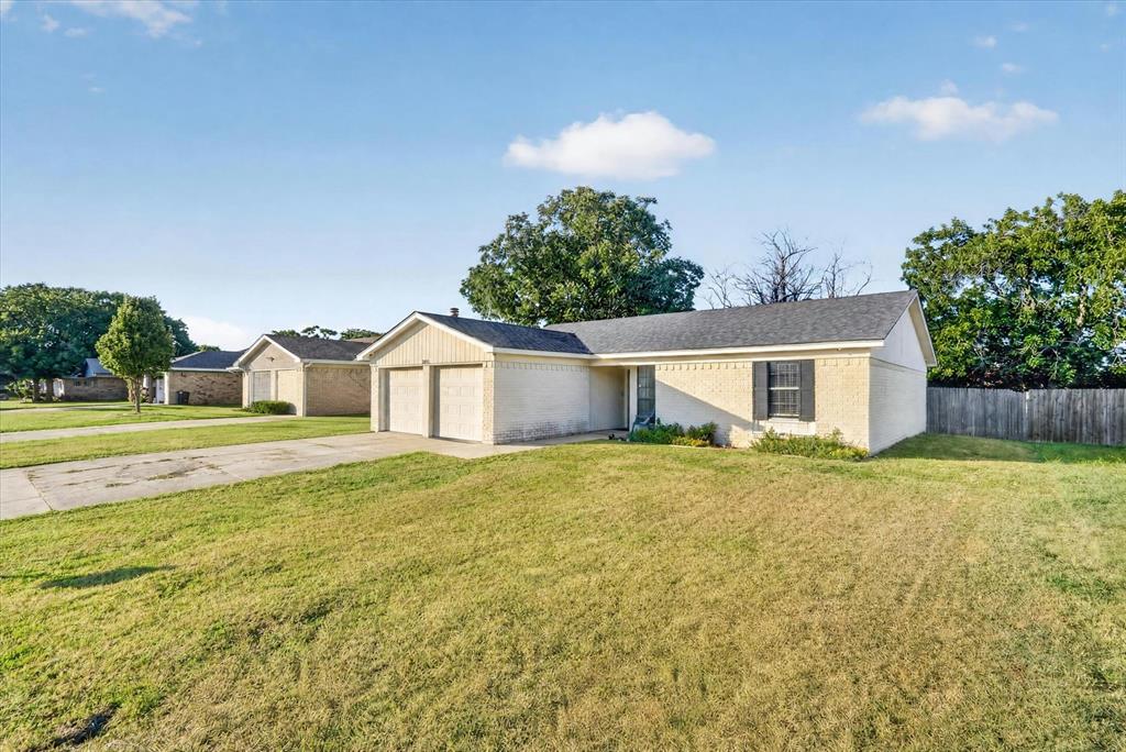 1200 Georgian Rd, Saginaw, TX 76179