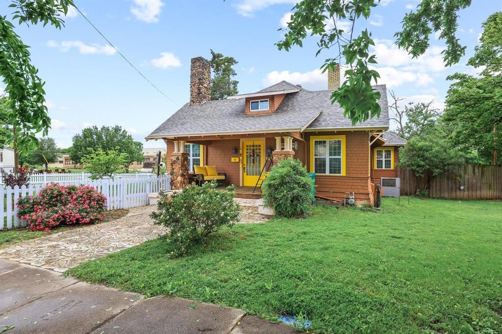 901 8 St, Honey Grove, TX 75446
