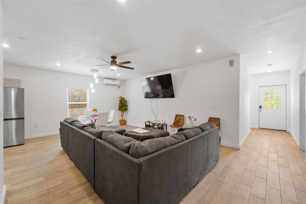 5405 N Arcadia Dr, Dallas, TX 75211 photo
