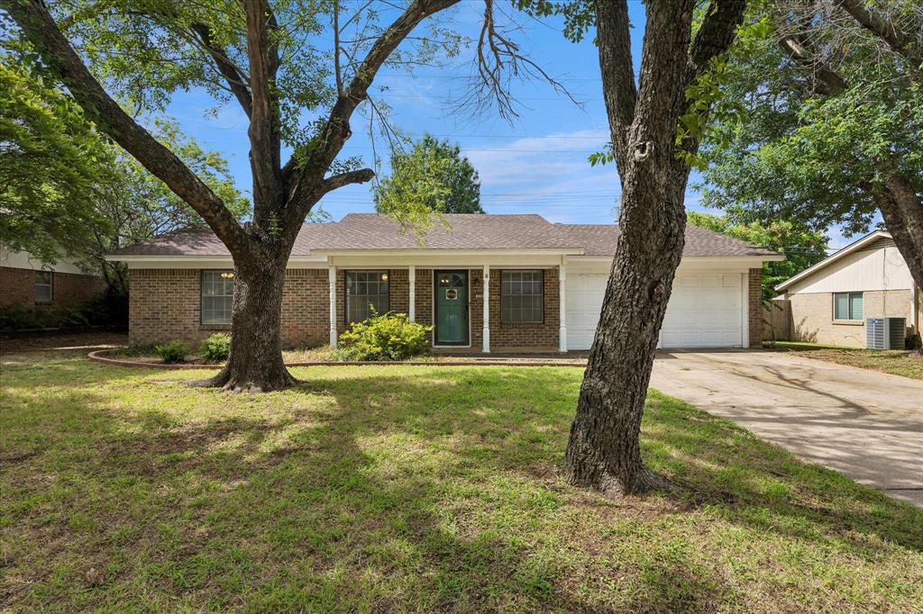 936 Springdale Rd, Bedford, TX 76021