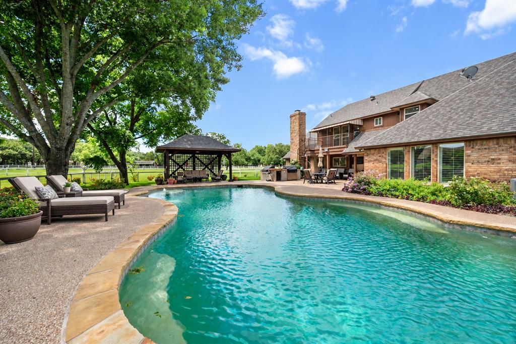 8111 Russell Curry Road, Arlington, TX 76001 photo