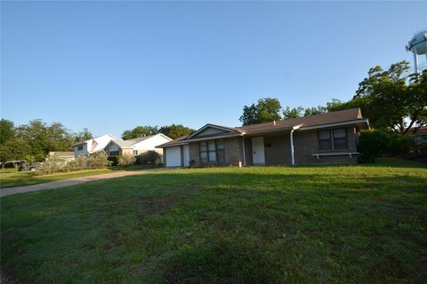 Single Family Residence in Benbrook TX 8108 Redwood Drive.jpg