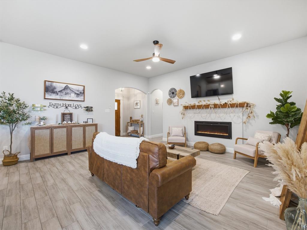 956 Sam St, Springtown, TX 76082 photo