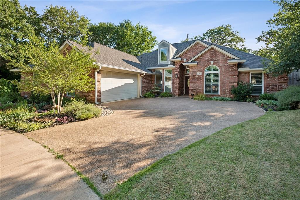 2701 Hidden Lake Dr, Grapevine, TX 76051