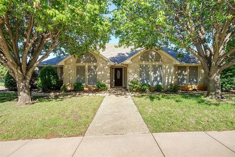 Single Family Residence in Arlington TX 6011 Castle Creek Road.jpg
