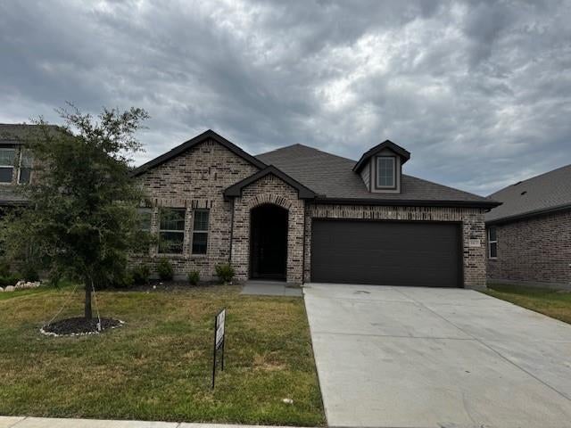 1613 Pine Valley Dr, Fort Worth, TX 76052