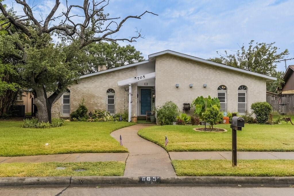 705 Bluebonnet Dr, Grand Prairie, TX 75052
