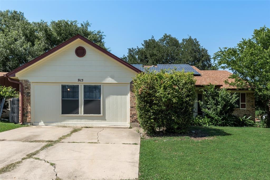 915 Freestone Dr, Arlington, TX 76017