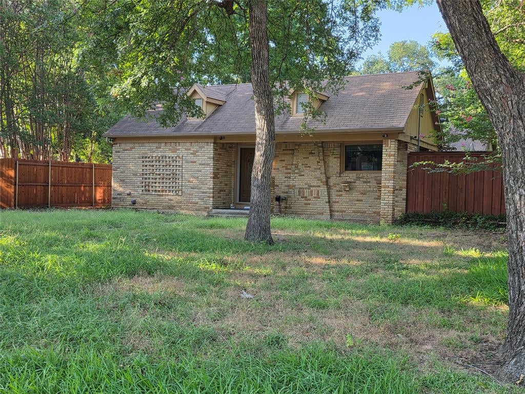 2216 Daisy Ln, Fort Worth, TX 76111 photo