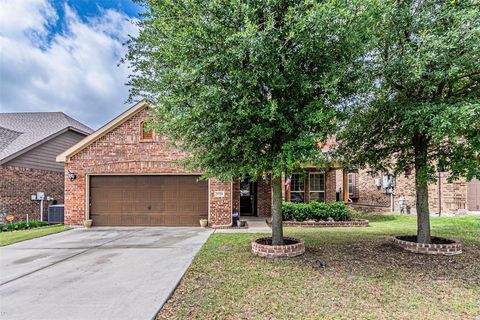 Single Family Residence in Fort Worth TX 5721 Diamond Valley Drive.jpg