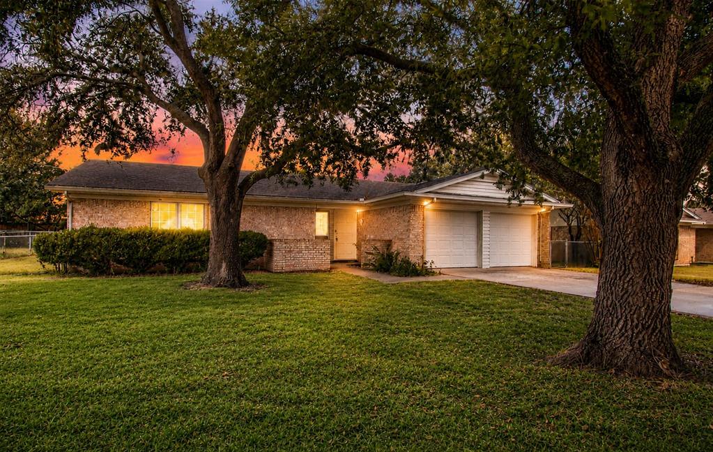 1216 Bryant St, Benbrook, TX 76126