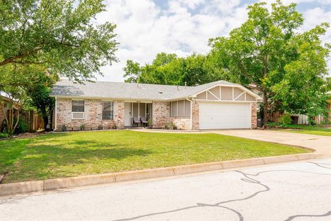 Single Family Residence in Fort Worth TX 5825 Springtide Drive.jpg