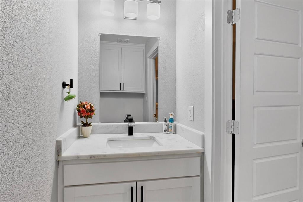 1901 Avenue E, Grand Prairie, TX 75051 photo