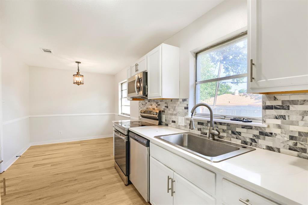 821 Oakwood Ave, Hurst, TX 76053 photo