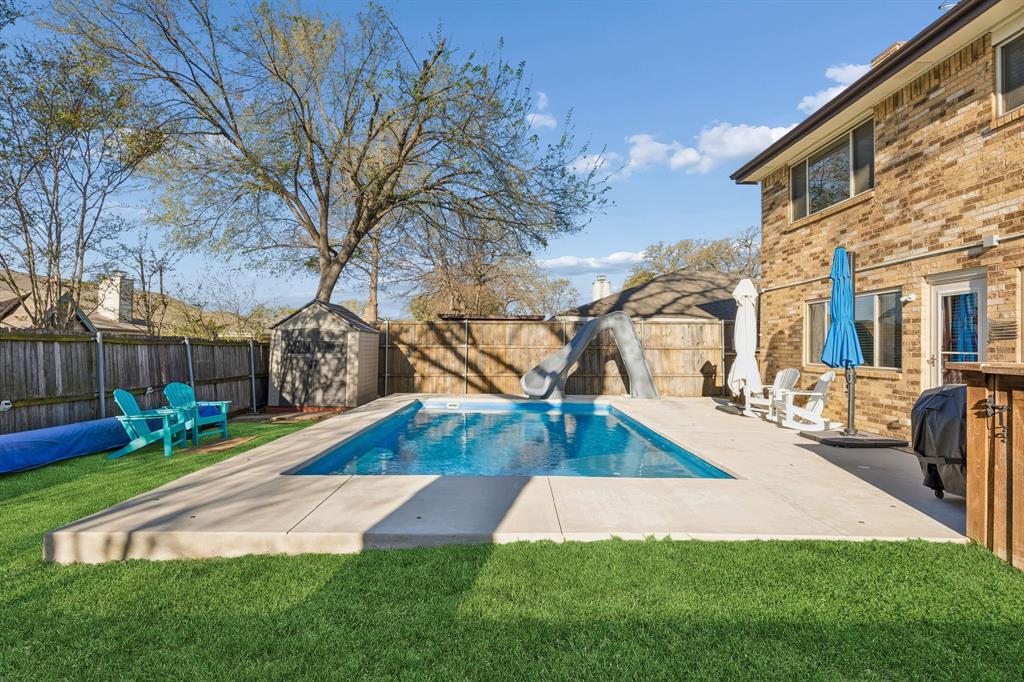 304 Lark Ln, Euless, TX 76039