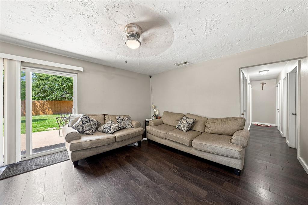 2621 Burning Tree Ln, Irving, TX 75062 photo