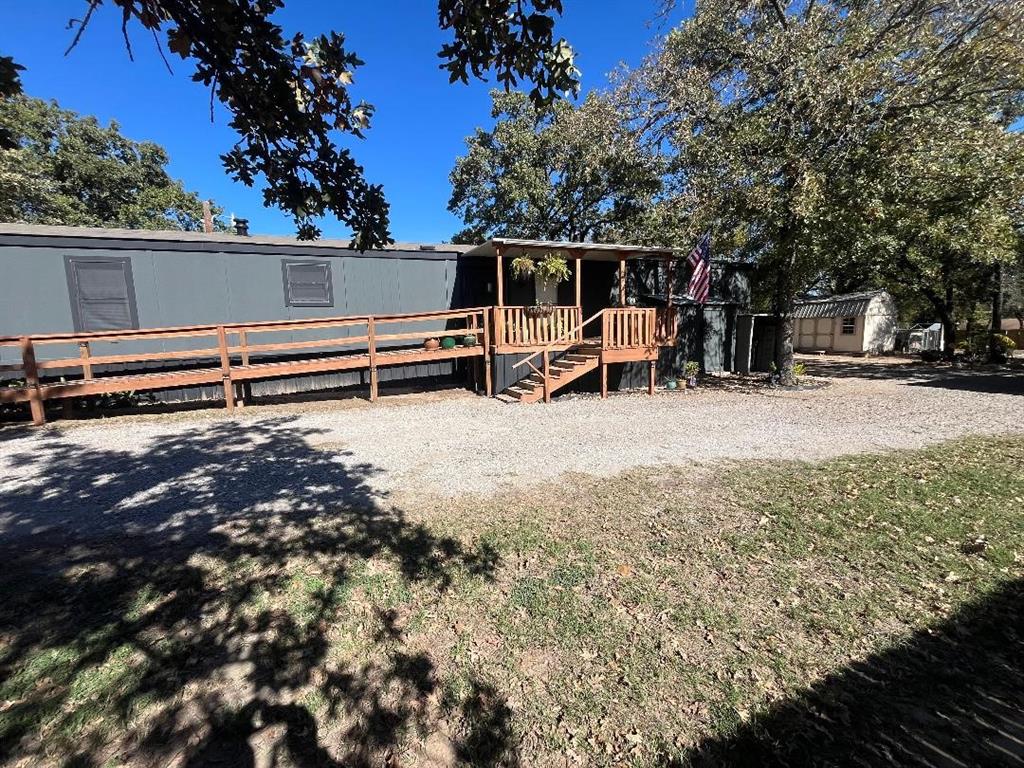 126 Briar Oaks Dr, Azle, TX 76020
