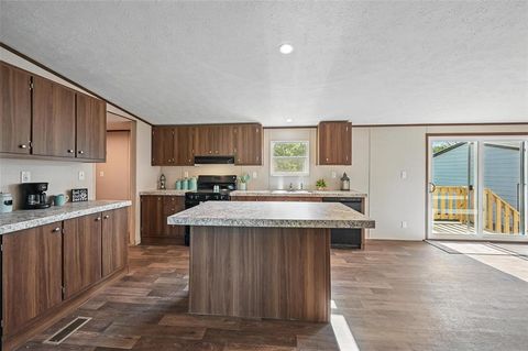 Manufactured Home in Azle TX 134 Overland Trail 4.jpg