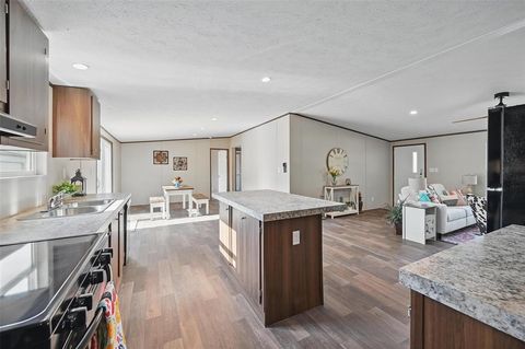 Manufactured Home in Azle TX 134 Overland Trail 8.jpg