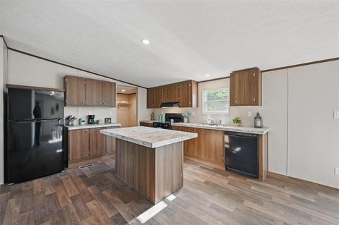 Manufactured Home in Azle TX 134 Overland Trail 5.jpg