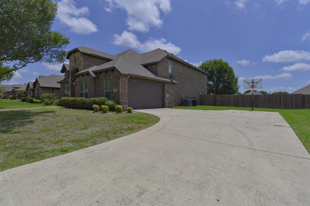 210 Debbie Way, Red Oak, TX 75154