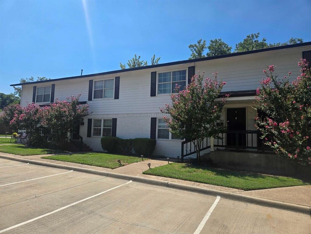 210 Austin St, Grapevine, TX 76051