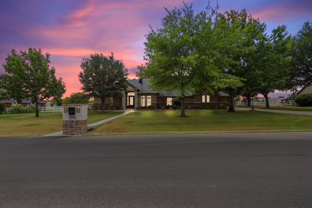 2100 Meadow Spring Dr, Haslet, TX 76052