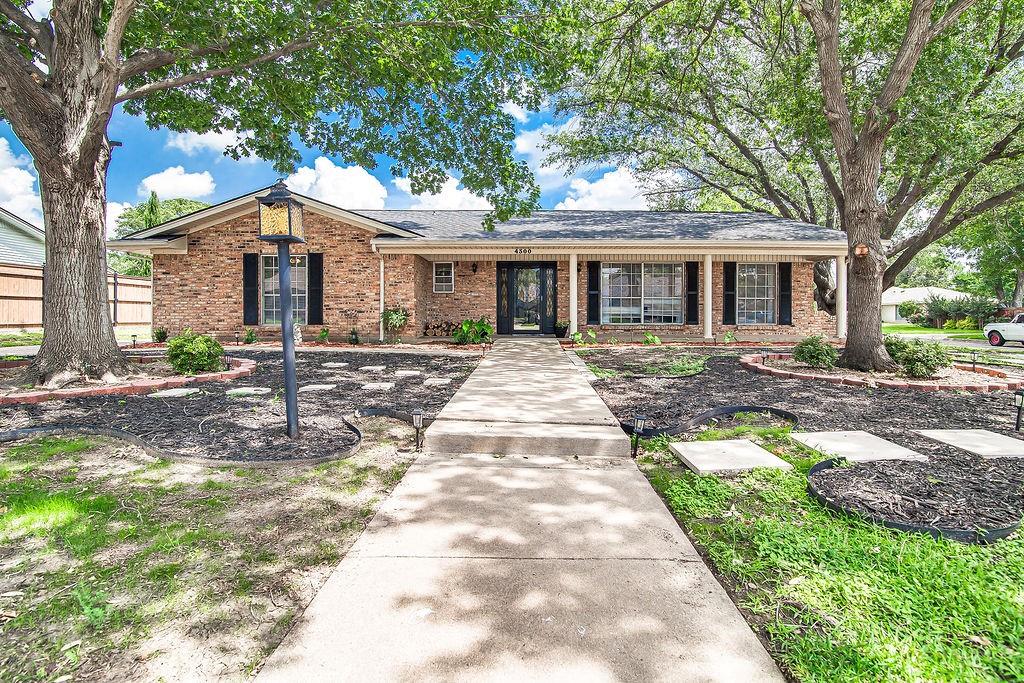 4300 Barcelona Dr, Fort Worth, TX 76133
