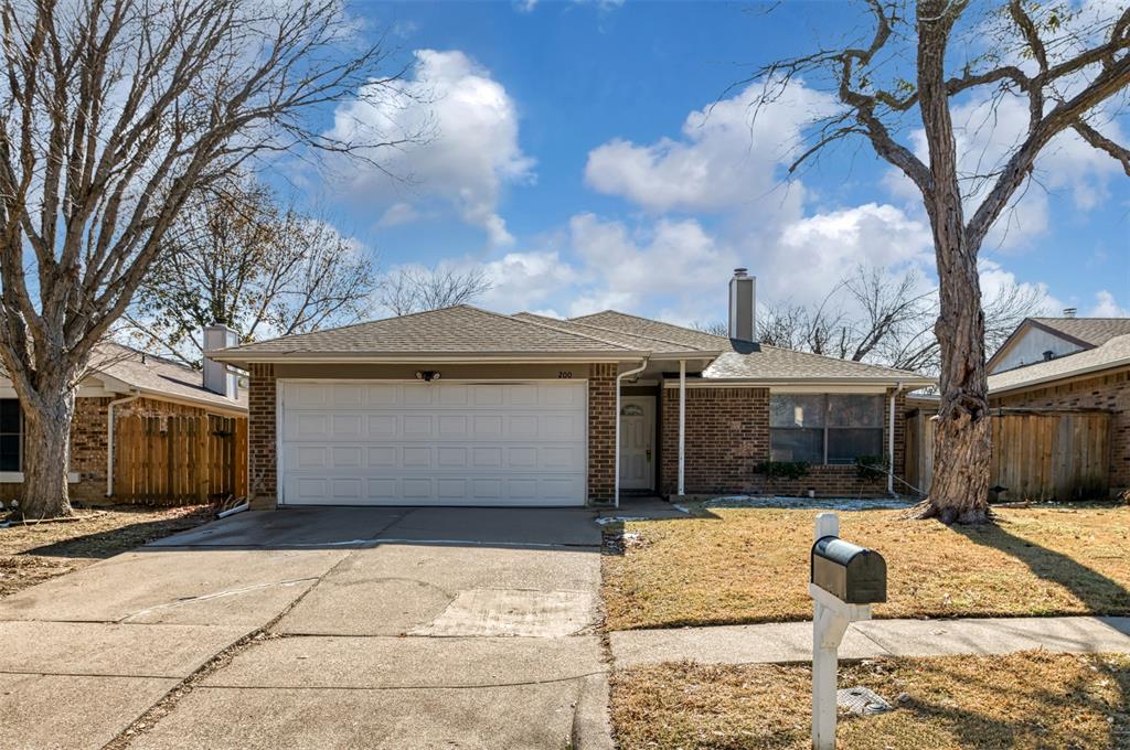 200 Caprock Dr, Arlington, TX 76018