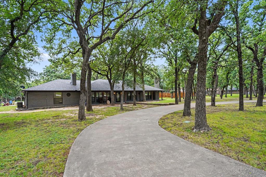 1908 Thousand Oaks Dr, Burleson, TX 76028
