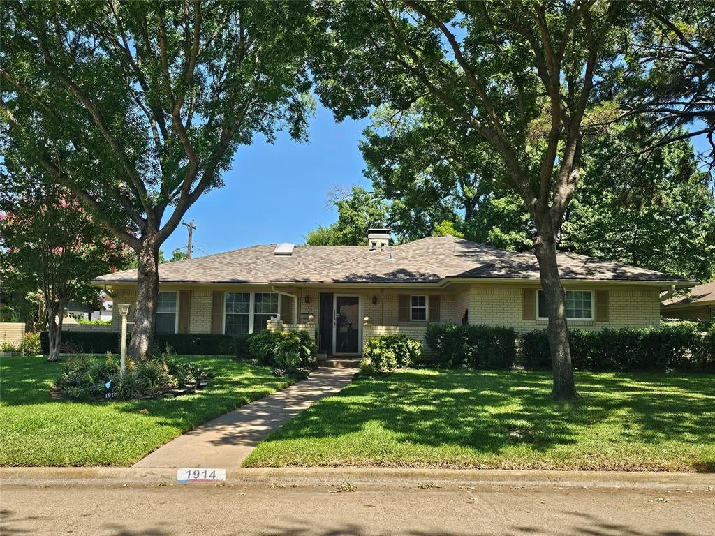 1914 Surrey Cir, Grand Prairie, TX 75050
