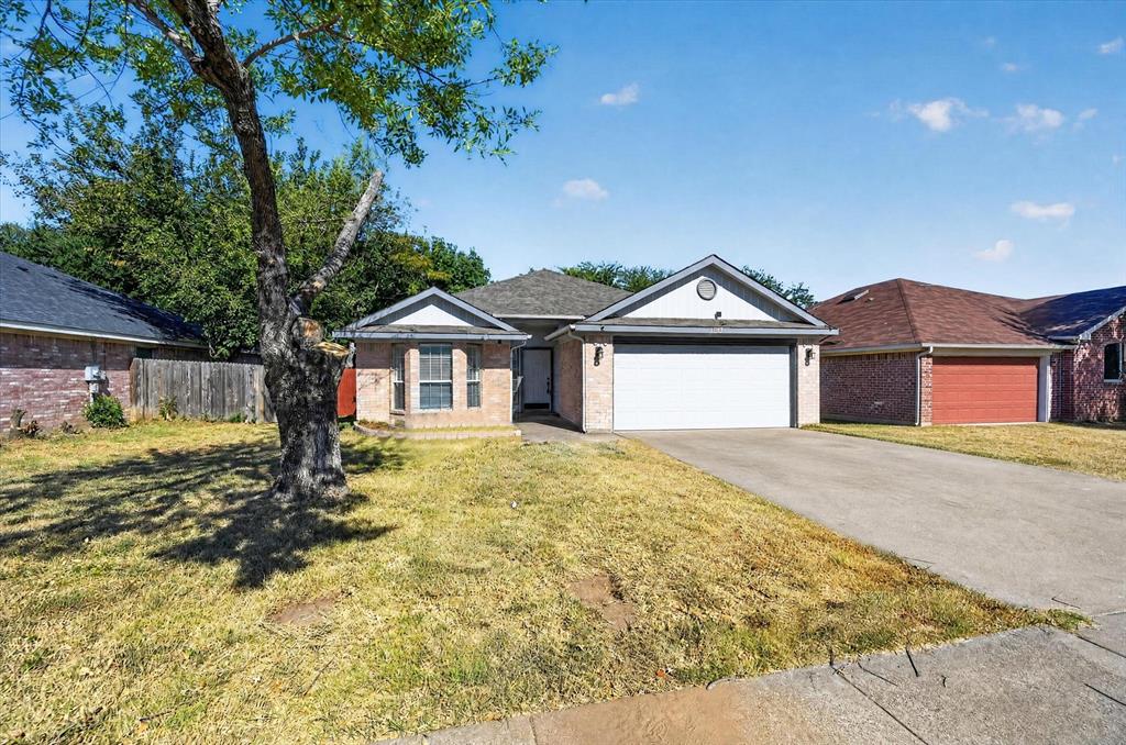 1137 Darren Dr, Burleson, TX 76028
