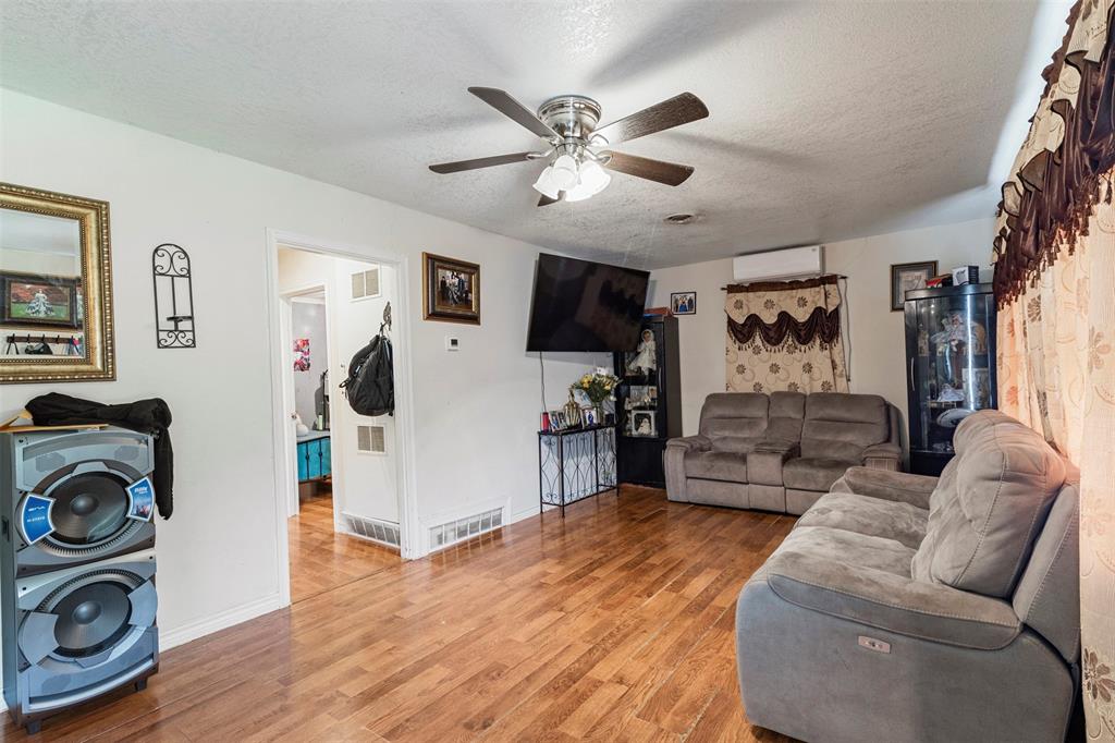 2211 Cloverdale St, Arlington, TX 76010 photo